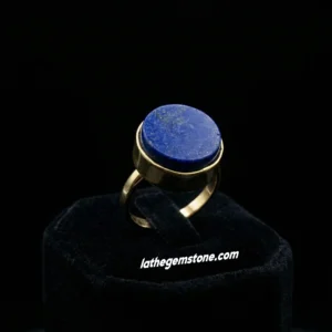 انگشتر سنگ لاجورد اصل دایره ای با رکاب طلایی در زمینه مشکی